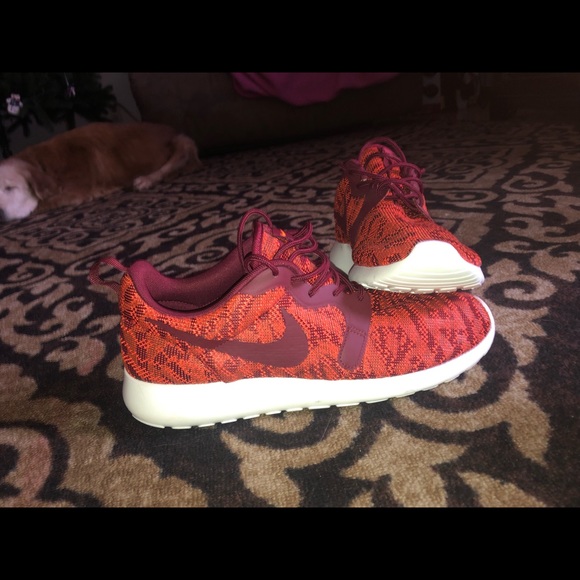 Women’s 11.5 Roshe Runs - Picture 2 of 4
